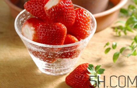 草莓怎么洗不會(huì)爛掉？草莓農(nóng)藥殘留為什么多？