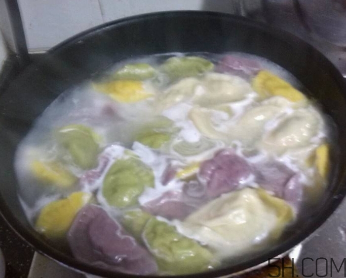 煮餃子用冷水還是熱水？煮餃子用大火還是小火？