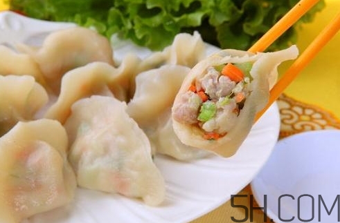 煮餃子用冷水還是熱水？煮餃子用大火還是小火？
