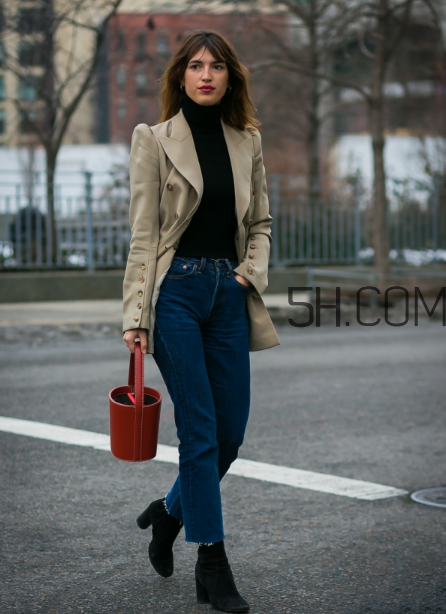 紅色包包配什么顏色衣服？紅色包包怎么搭配？