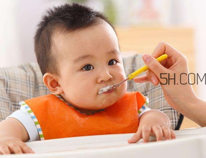 母乳和奶粉哪個好？媽媽開心最重要