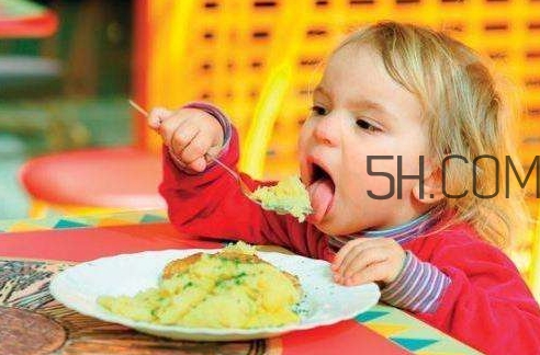 教會(huì)寶寶自己吃飯，你做到這些了嗎？