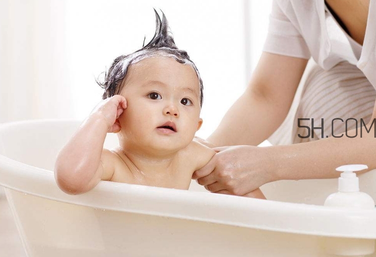 如何正確給寶寶洗澡？給寶寶洗澡水溫多少度？