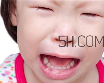 幼兒嘴巴長泡疹怎么辦才好？小兒腦癱與發(fā)育遲緩一樣嗎？