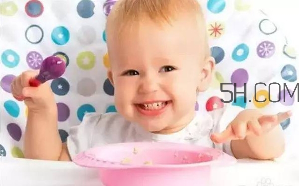 寶寶多大可以自己吃飯？如何讓寶寶愛上吃飯？