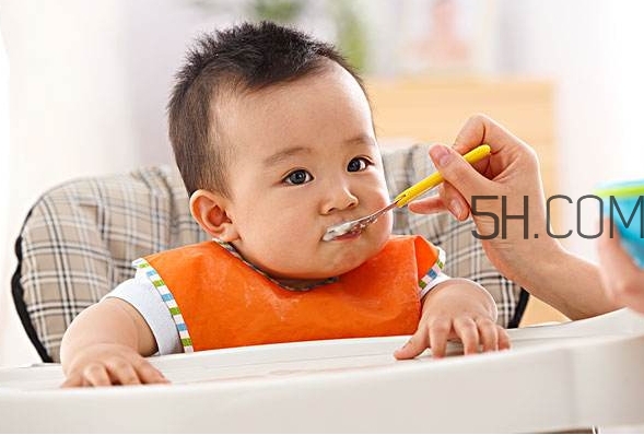 寶寶多大可以自己吃飯？如何讓寶寶愛上吃飯？