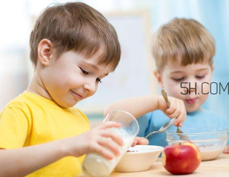 寶寶多大可以自己吃飯？如何讓寶寶愛上吃飯？