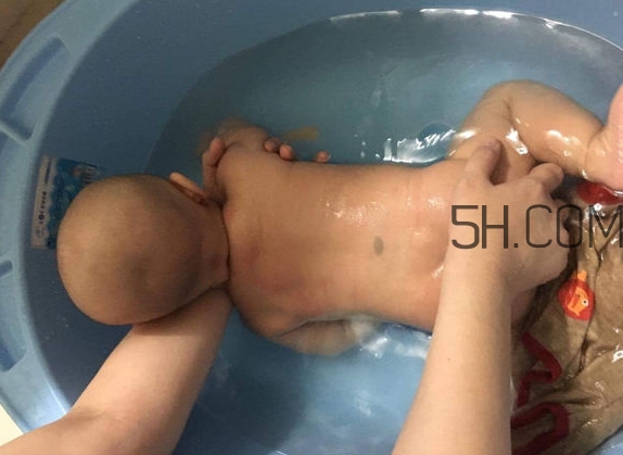 如何正確給寶寶洗澡？給寶寶洗澡水溫多少度？