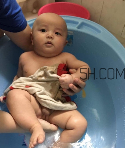 如何正確給寶寶洗澡？給寶寶洗澡水溫多少度？