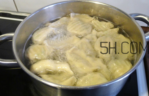 為什么餃子煮熟了會浮起來？餃子煮多久才熟？