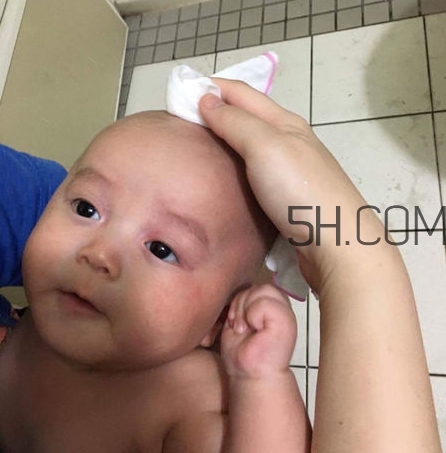 如何正確給寶寶洗澡？給寶寶洗澡水溫多少度？