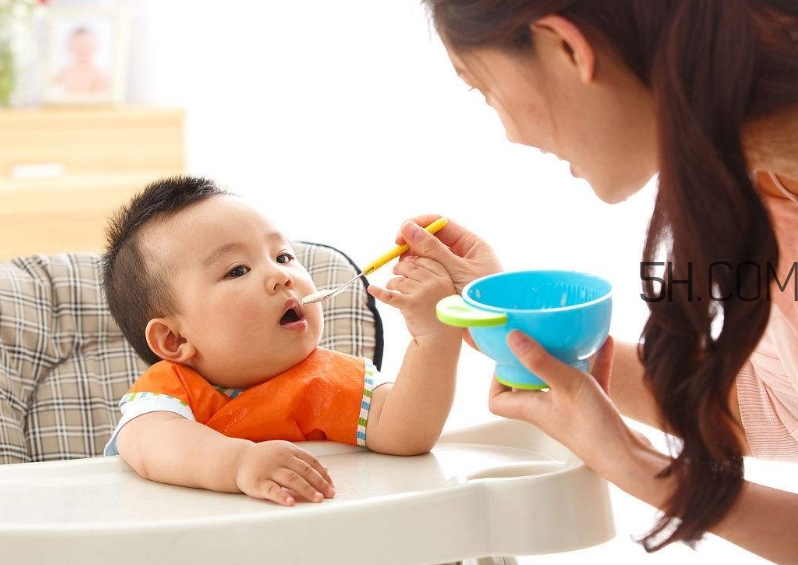 教會(huì)寶寶自己吃飯，你做到這些了嗎？