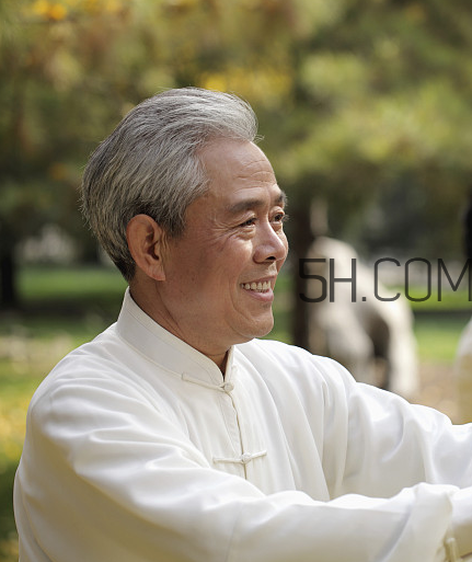 頸椎病能游泳嗎？頸椎病能引起胸疼嗎？
