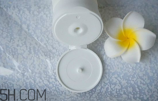 佰草集潤顏?zhàn)甜B(yǎng)潔面乳怎么樣_好用嗎