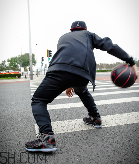 air jordan 32黑紅禁穿配色上腳效果怎么樣？