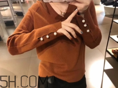 焦糖色毛衣配什么外套？焦糖色毛衣配什么顏色外套好看