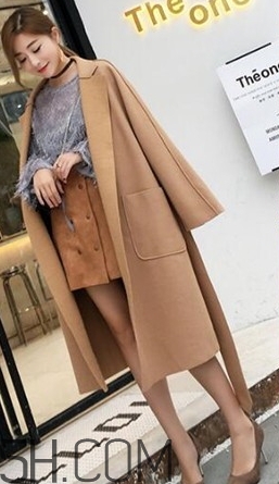 焦糖色風衣搭配什么鞋子？焦糖色風衣搭配什么襪子