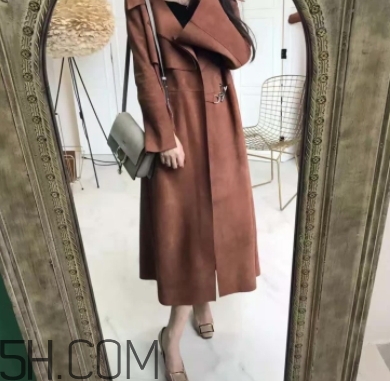 焦糖色風衣搭配什么鞋子？焦糖色風衣搭配什么襪子