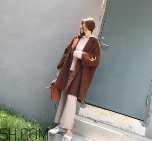 焦糖色風(fēng)衣配什么褲子？焦糖色風(fēng)衣搭配褲子顏色