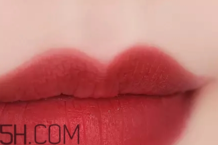 姨媽色口紅適合什么膚色？姨媽色口紅顯白嗎