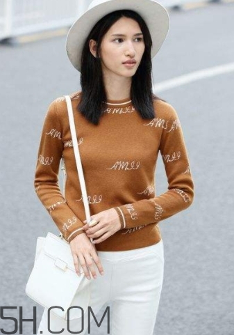 焦糖色毛衣配什么褲子？焦糖色毛衣配什么鞋子？