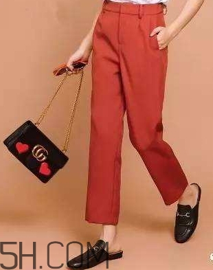 焦糖色褲子配什么鞋子？焦糖色褲子配什么襪子