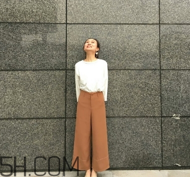焦糖色褲子配什么鞋子？焦糖色褲子配什么襪子