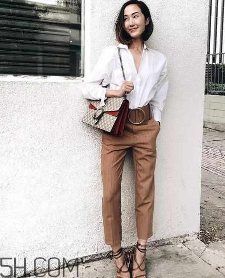 焦糖色褲子配什么鞋子？焦糖色褲子配什么襪子