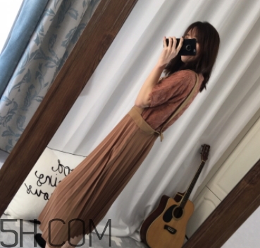 焦糖色裙子配什么上衣？焦糖色裙子配什么顏色上衣好看