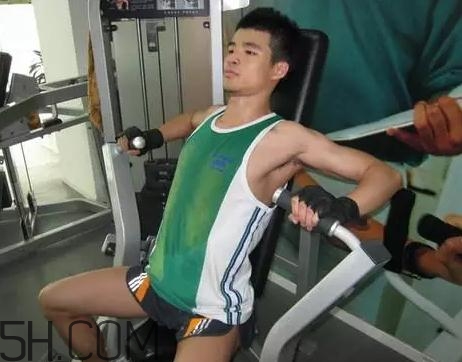 坐姿推胸能練下胸嗎？坐姿推胸和臥推哪個效果好？