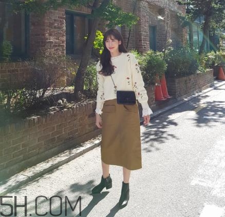 白色毛衣搭配什么裙子？白色毛衣搭配裙子圖片
