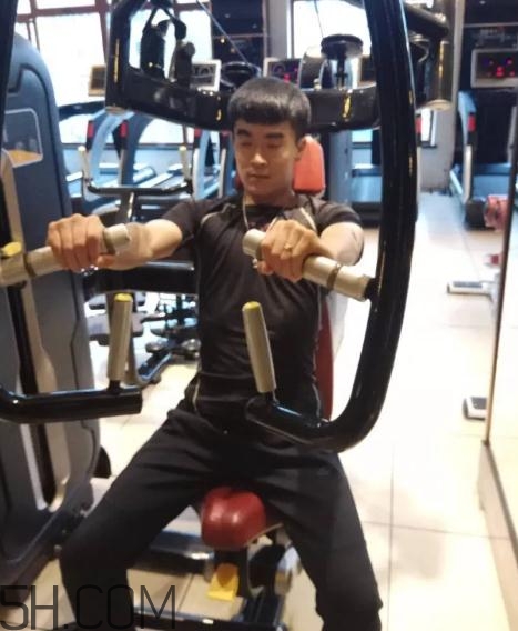 坐姿推胸多重合適？坐姿推胸怎么確定重量？