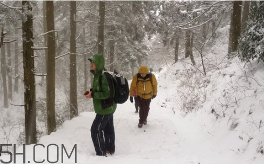 下雪爬山要準(zhǔn)備什么？爬山后小腿疼怎么按摩？