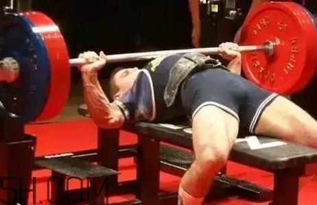 什么是斷頭臺臥推？杠鈴斷頭臺臥推怎么做？