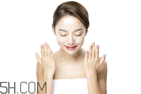 青春痘能用紅霉素軟膏嗎？青春痘能用蘆薈膠嗎？