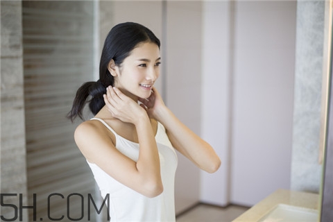 粉刺和黑頭的區(qū)別 粉刺和痤瘡一樣嗎？