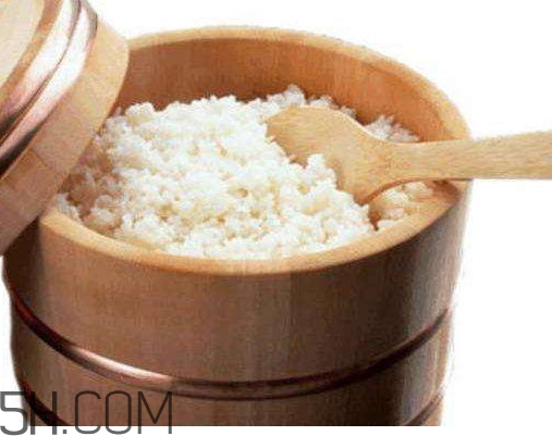 煮飯用熱水還是冷水？煮飯要放多少水