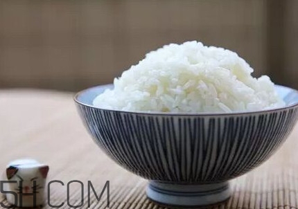 煮飯用熱水還是冷水？煮飯要放多少水