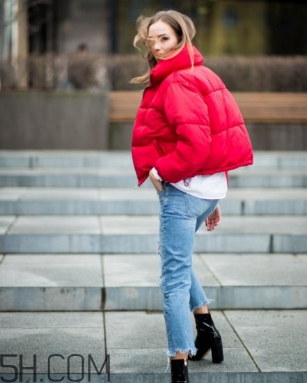 紅色羽絨服怎么搭配？紅色羽絨服搭配圖片