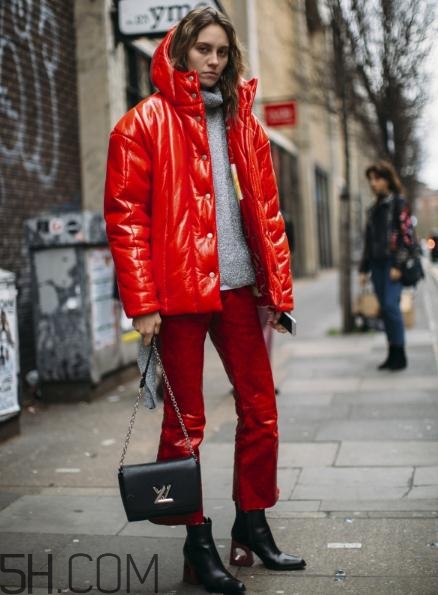 紅色羽絨服怎么搭配？紅色羽絨服搭配圖片