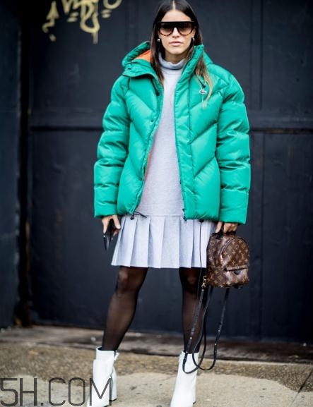 羽絨服搭配什么裙子好看？羽絨服搭配裙子圖片