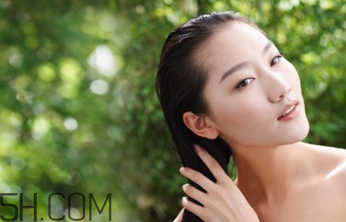 不同發(fā)質(zhì)使用哪種精油好？護發(fā)素和護發(fā)精油的區(qū)別