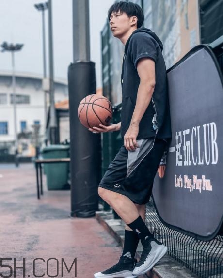 under armour curry 4黑白配色上腳效果怎么樣？