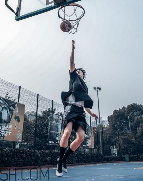 under armour curry 4黑白配色上腳效果怎么樣？