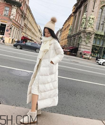 白色羽絨服配什么鞋子？白色羽絨服搭配鞋子圖片