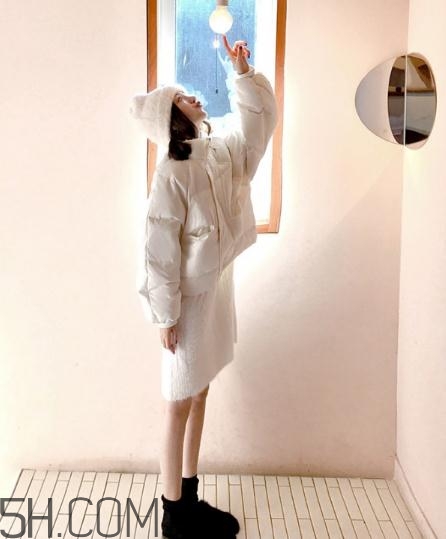 白色羽絨服配什么鞋子？白色羽絨服搭配鞋子圖片