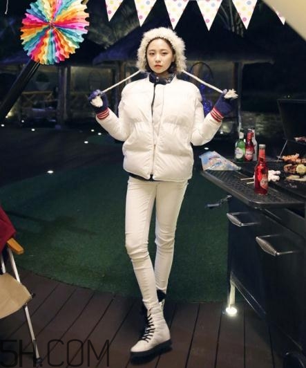 白色羽絨服配什么鞋子？白色羽絨服搭配鞋子圖片