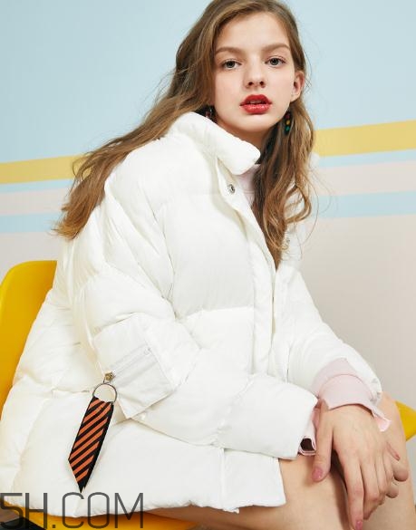 白色羽絨服怎么保存不發(fā)黃？白色羽絨服怎么打理？