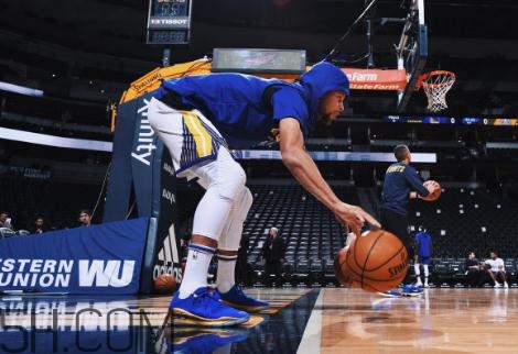 under armour curry 4 low勇士隊(duì)藍(lán)金配色會(huì)發(fā)售嗎？