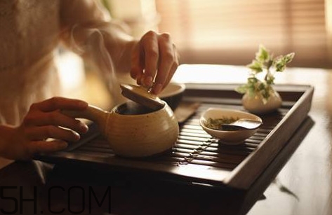 玫瑰花茶能和蜂蜜一起喝嗎？玫瑰花茶能放冰糖嗎